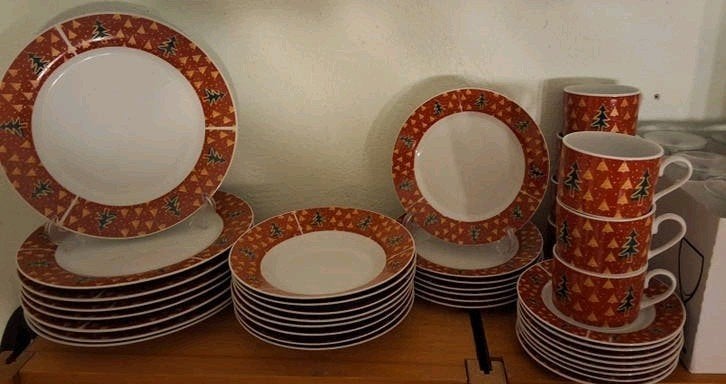 Kerstservies rode rand 7 a 8 pers met kerstboompjes kerst, Ophalen of Verzenden