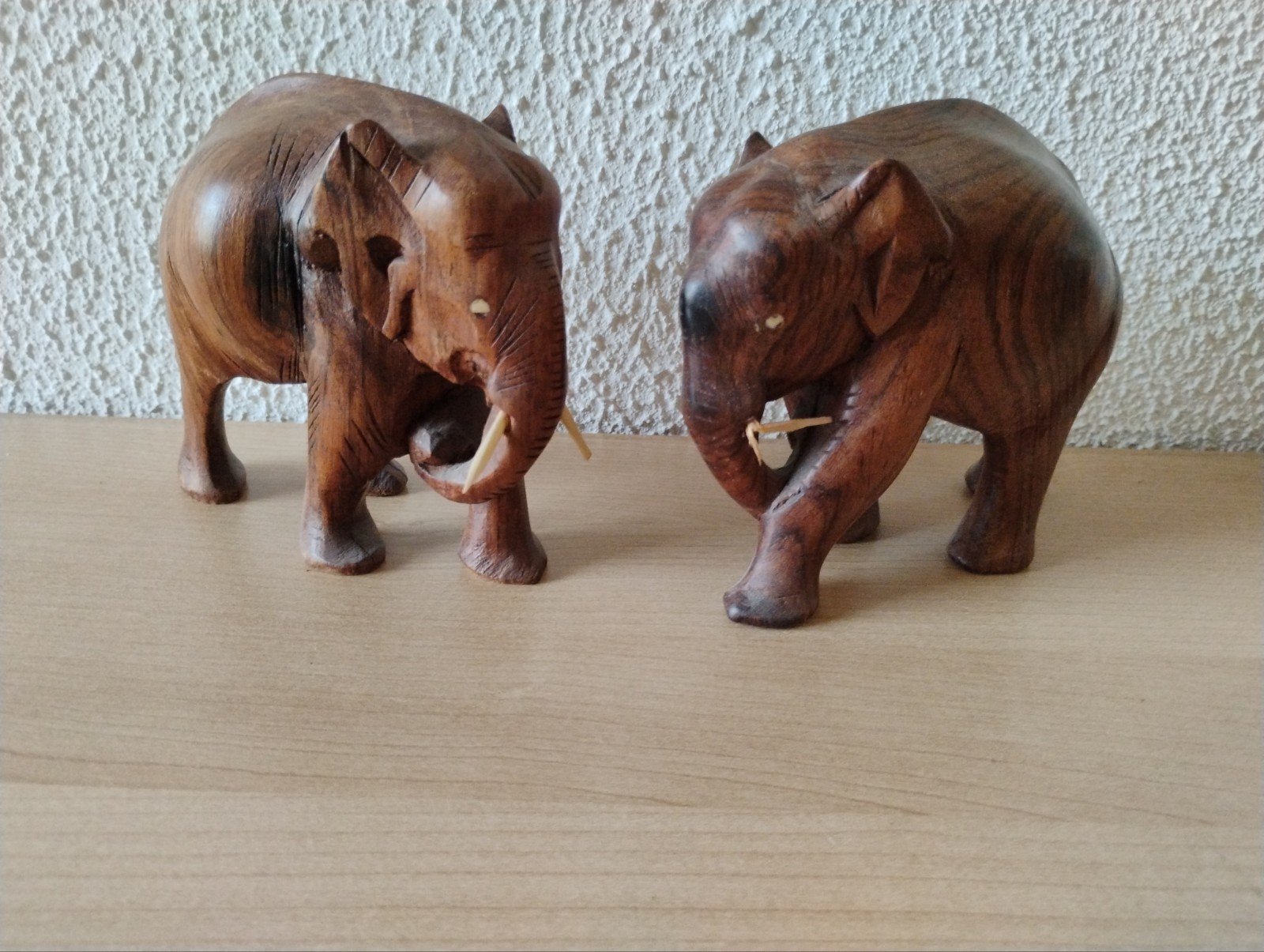 Twee handgesneden houten olifanten uit Sri Lanka, Antiek en Kunst, Minder dan 20 cm, Ophalen of Verzenden, Beeld, Hout