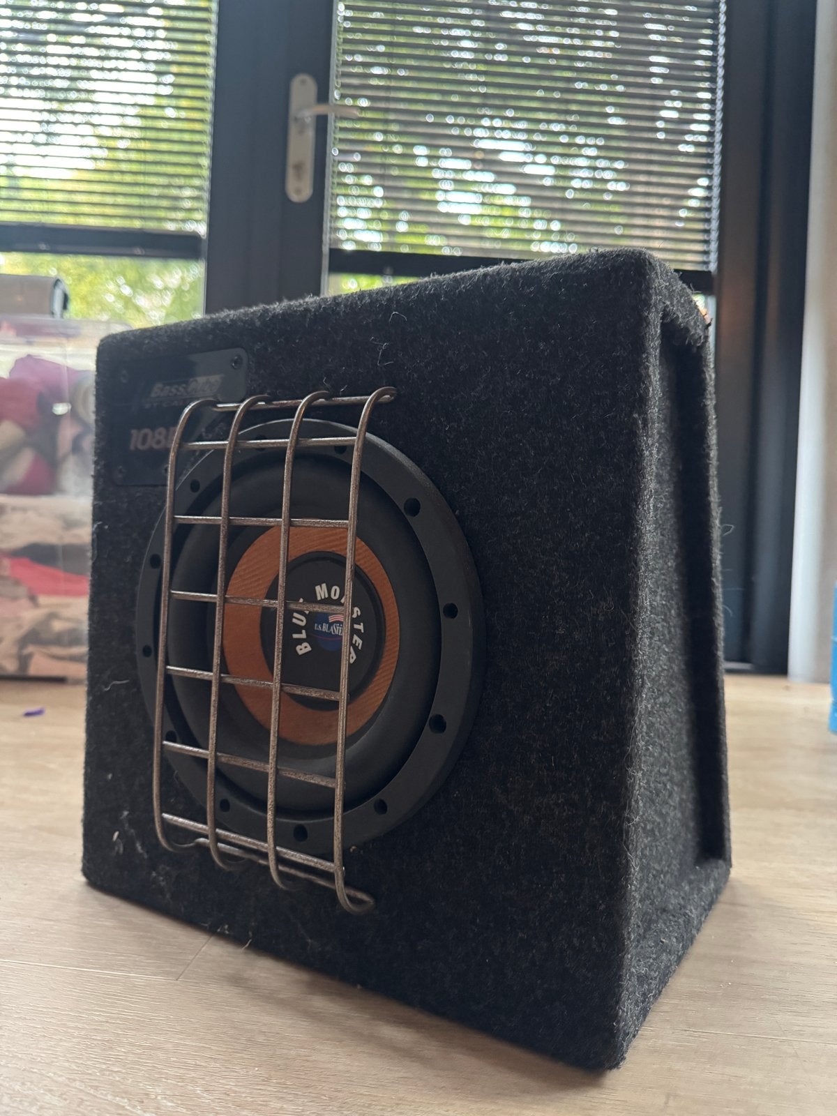 Caliber BassCube 108E Subwoofer - Krachtige Bass, Auto diversen, Ophalen, Gebruikt