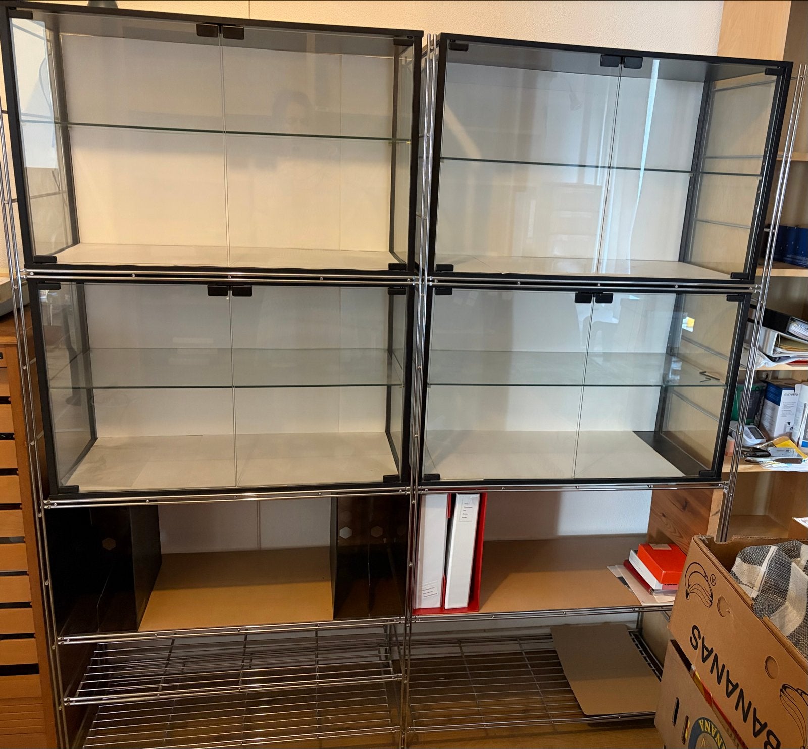 Glazen vitrinekast met metalen frame, Ophalen, Gebruikt, 150 tot 200 cm, Glas