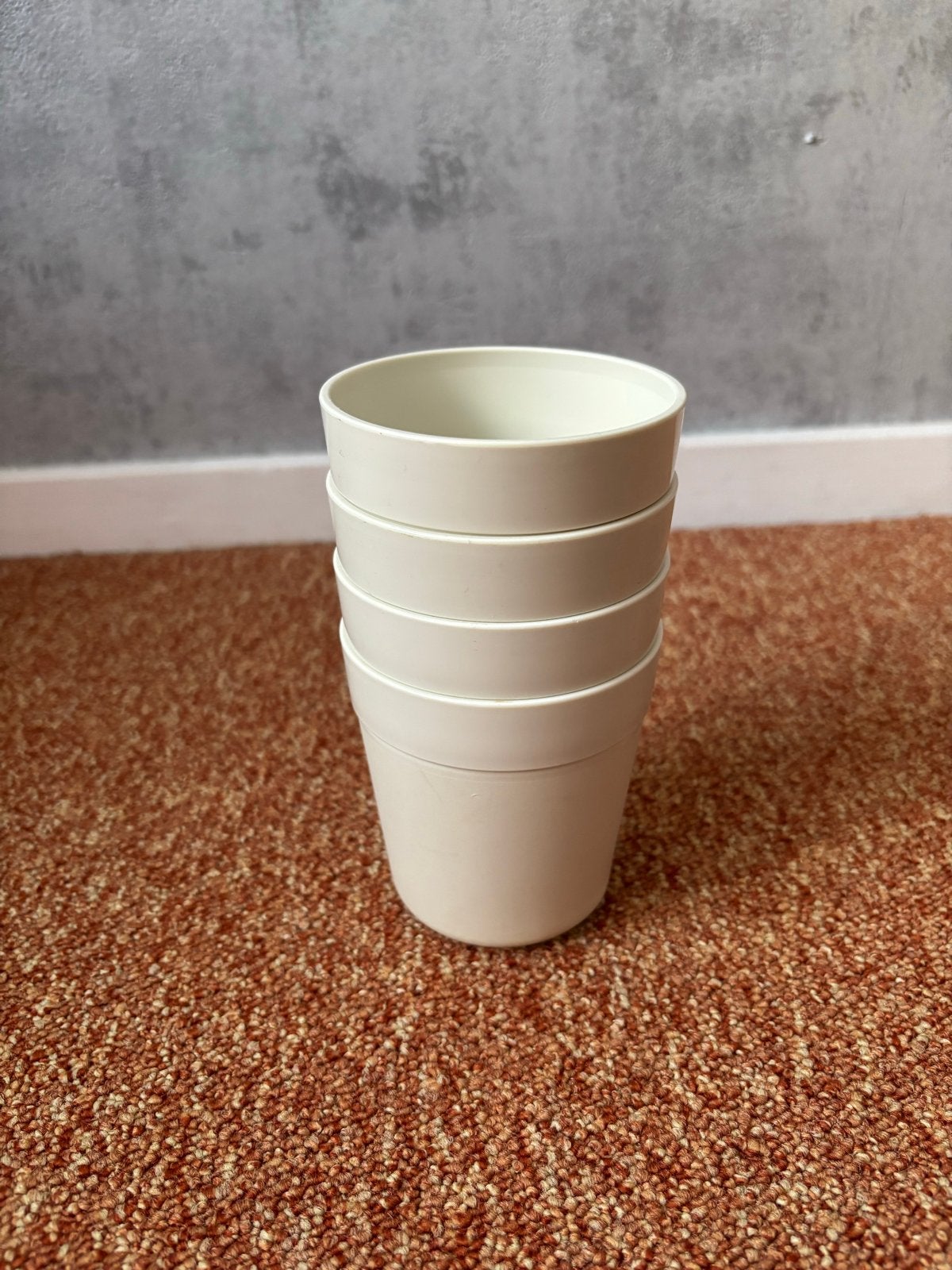 Tupperware |  4 witte drinkbekers, Huis en Inrichting, Keuken | Tupperware, Gebruikt, Stapelbaar, Wit, Beker of Kan