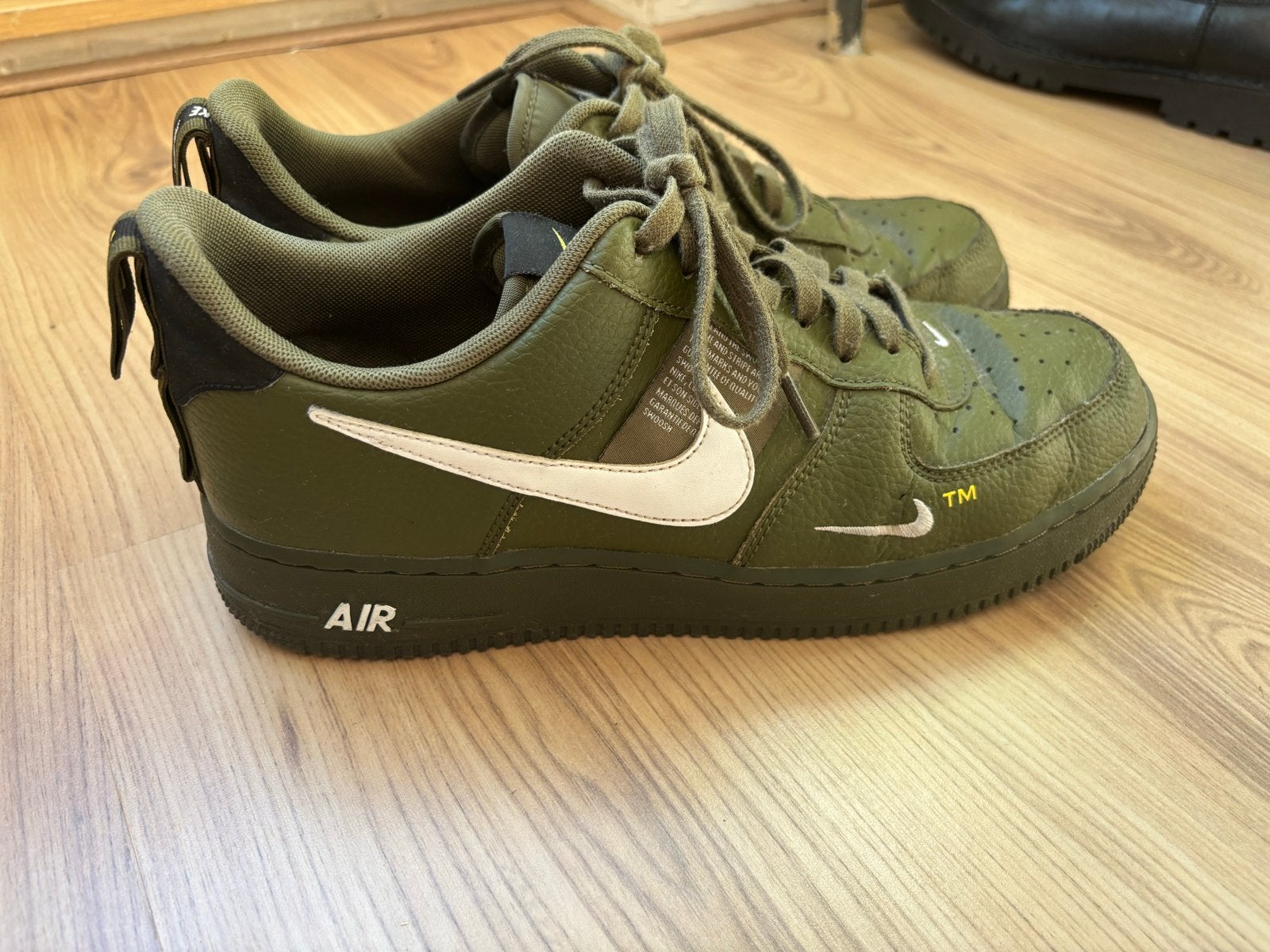 Nike Air Force 1 '07 LV8 Utility Olive - Maat 44,5, Ophalen of Verzenden, Gedragen, Overige kleuren, Sneakers of Gympen