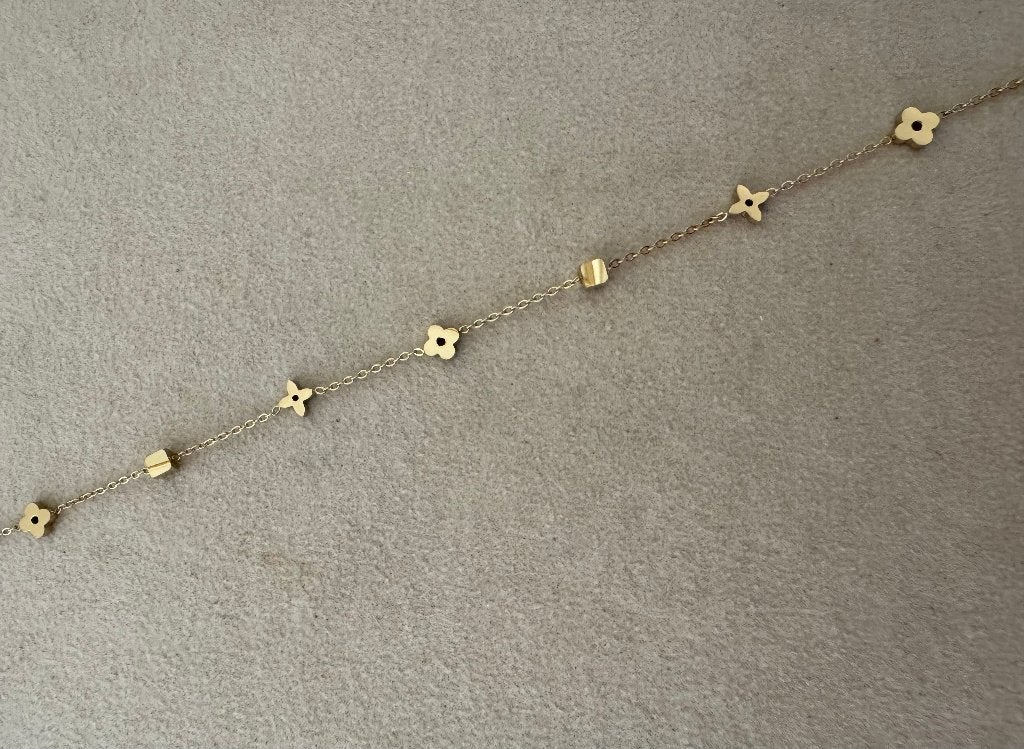 Petite monogram blokjes klaver ketting in goud waterproof, Overige materialen, Verstelbaar, Nieuw, Ophalen of Verzenden