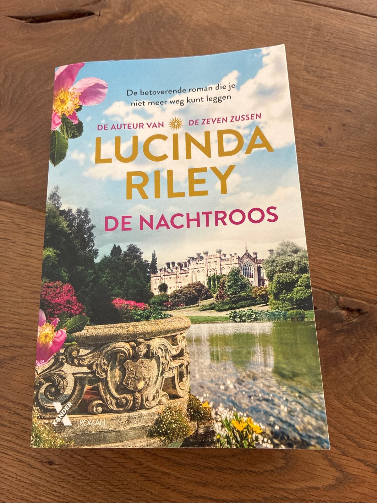 Lucinda Riley - De Nachtroos, Boeken, Ophalen, Zo goed als nieuw, Nederland