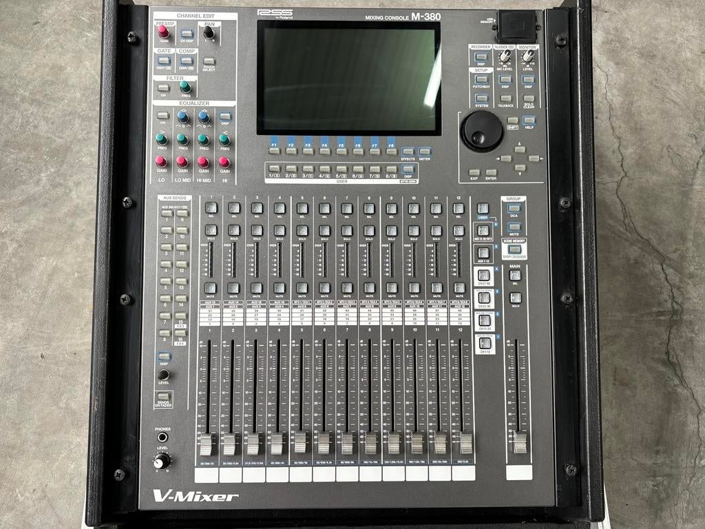 Roland M-380 digitale mengtafel in flightcase, Muziek en Instrumenten, Mengpanelen, Ophalen, Zo goed als nieuw, 20 kanalen of meer