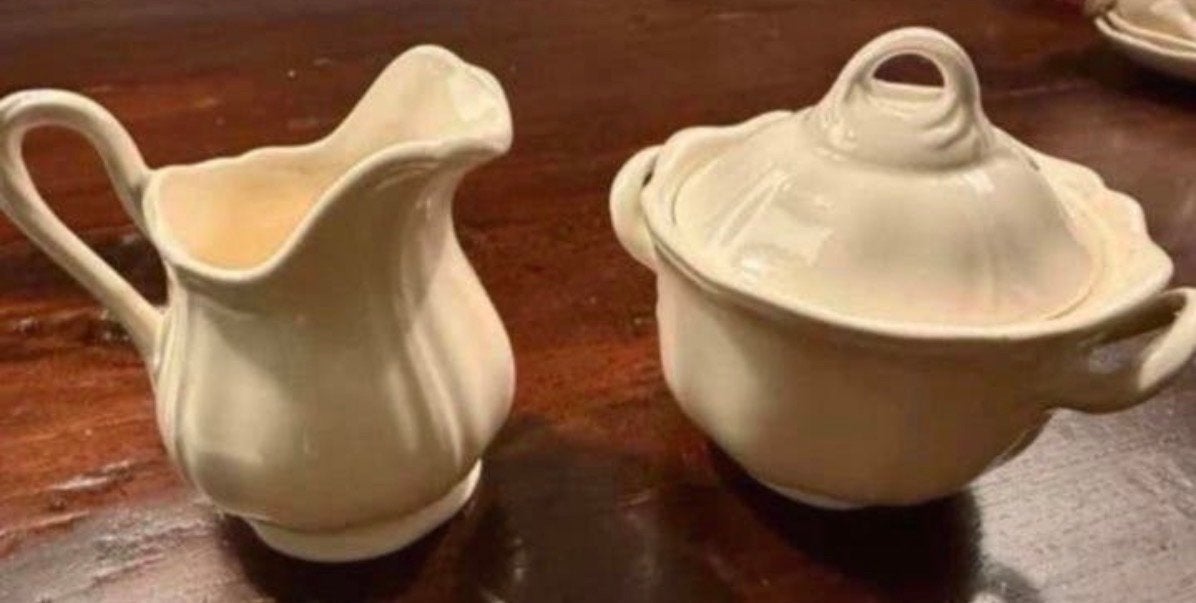 Wedgwood Queens Plain Melkkan en Suikerpot - Zo goed als nie, Huis en Inrichting, Keuken | Servies, Klassiek, Overige typen, Ophalen of Verzenden