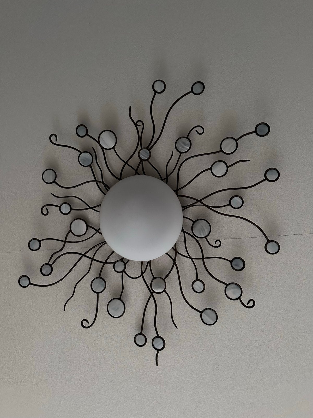 Moderne plafondlamp met uniek design, Huis en Inrichting, Lampen | Plafondlampen, Ophalen of Verzenden, Zo goed als nieuw, Metaal
