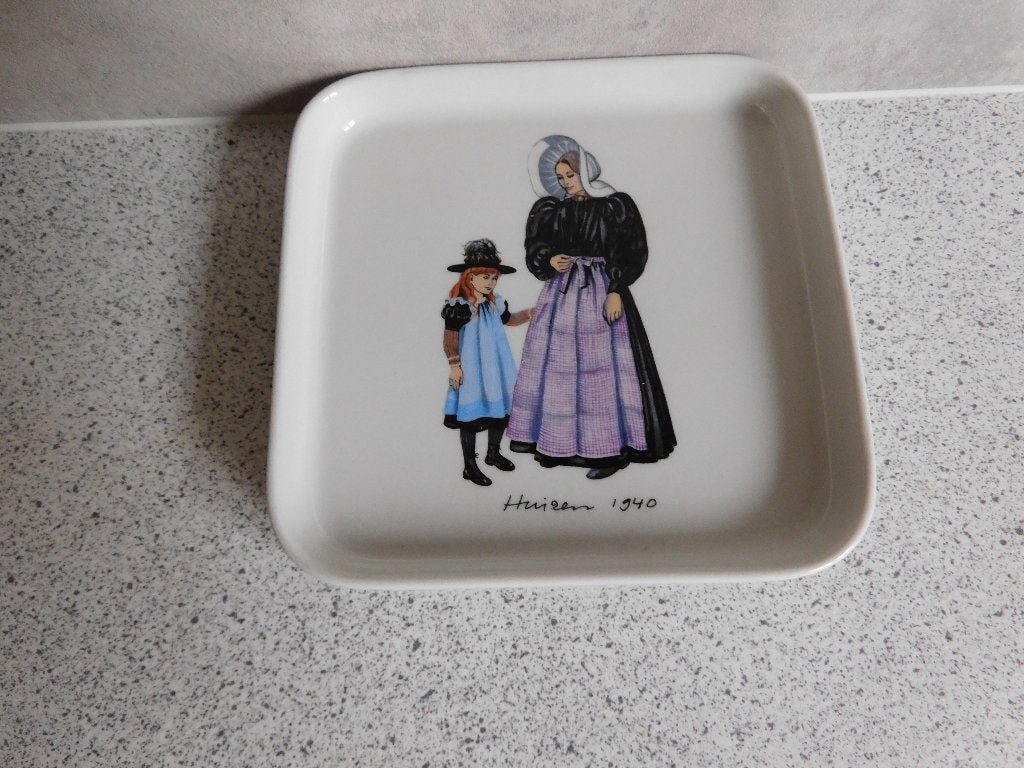 Bord 13 cm. Klederdracht Huizen 1940 Villeroy & Boch, Villeroy & Boch, Ophalen of Verzenden, Zo goed als nieuw, Bord(en)