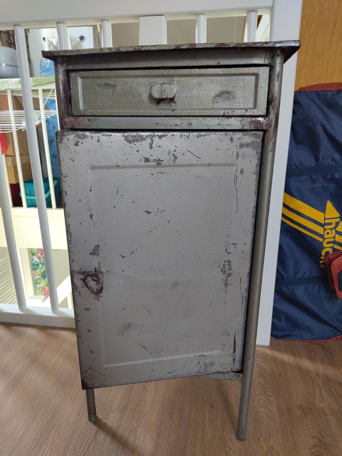 Vintage metalen ziekenhuiskastje Sissy boy, Ophalen, Zo goed als nieuw