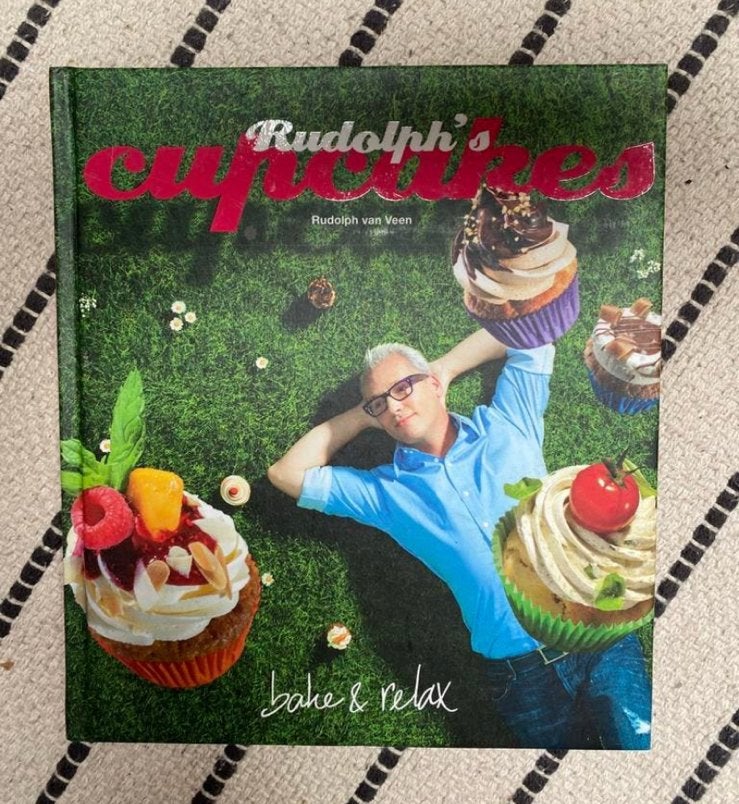 Bakboek Rudolph’s cupcakes - Rudolph van Veen, Ophalen of Verzenden, Zo goed als nieuw, Overige gebieden