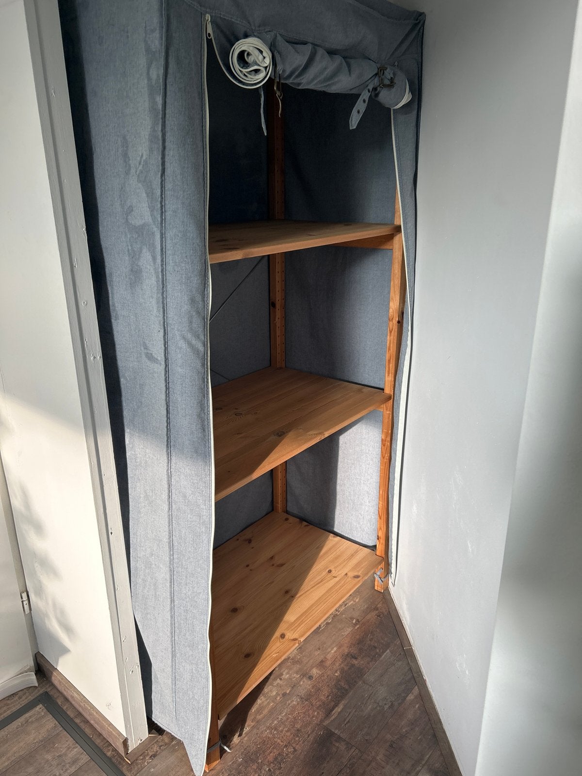 Kledingkast met stoffen hoes en houten planken, Huis en Inrichting, Ophalen, Gebruikt
