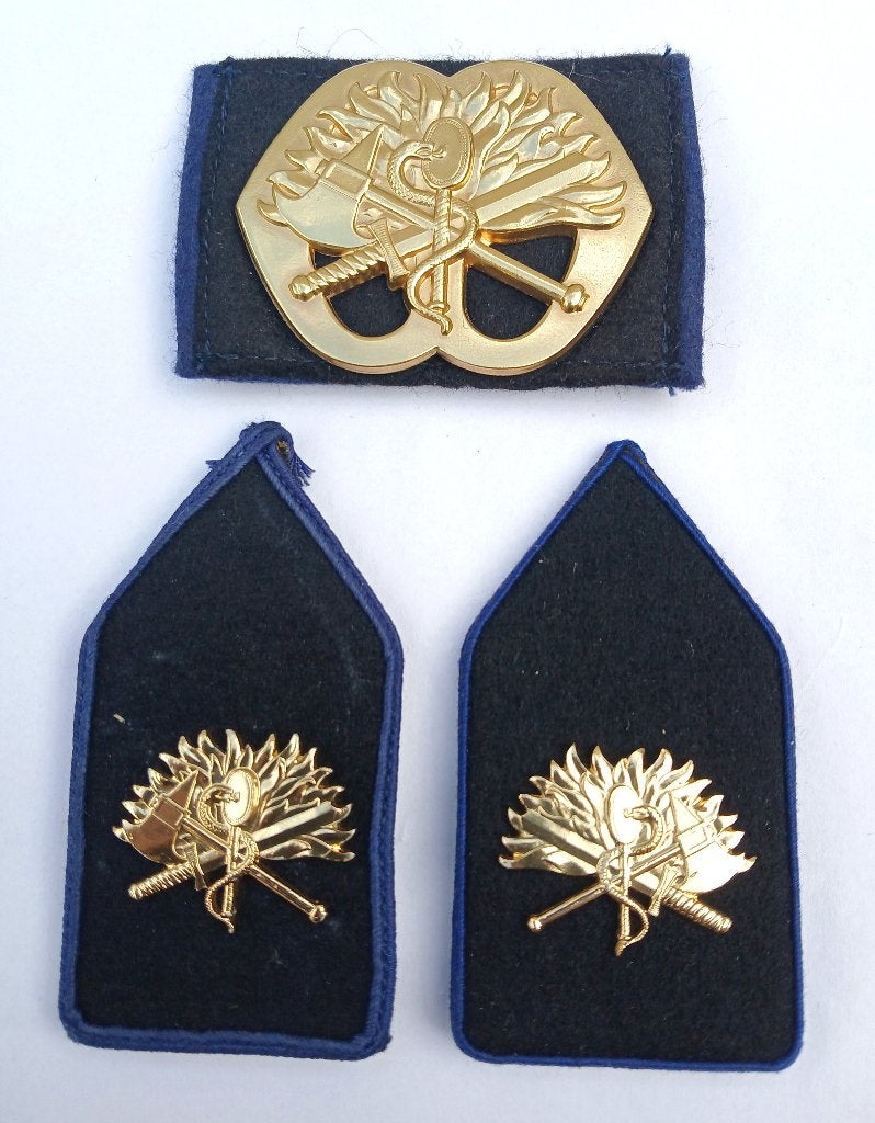 Baretembleem Korps Mobiele Colonnes, 1967-94, oogjes, Ophalen of Verzenden, Landmacht, Nederland, Embleem of Badge