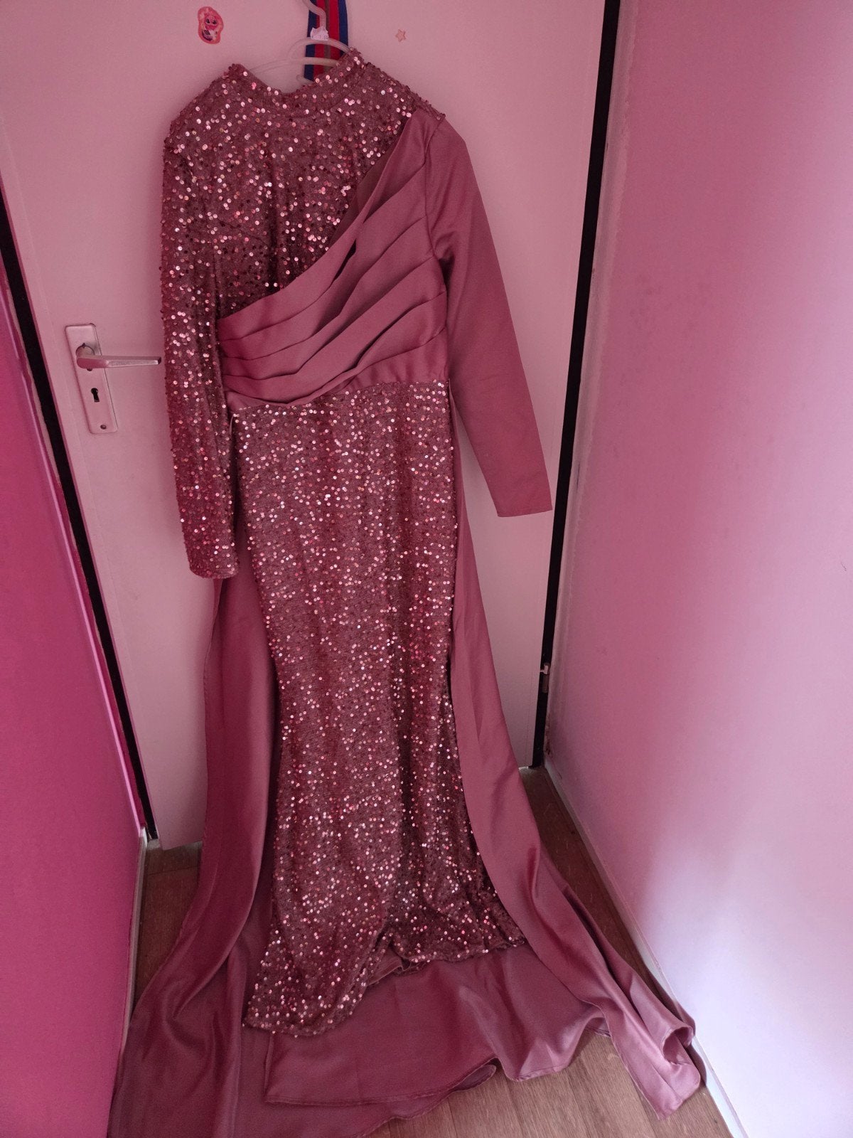 Elegante Roze Galajurk met Pailletten en Sleep, Kleding | Dames, Gelegenheidskleding, Maat 38/40 (M), Galajurk, Ophalen of Verzenden