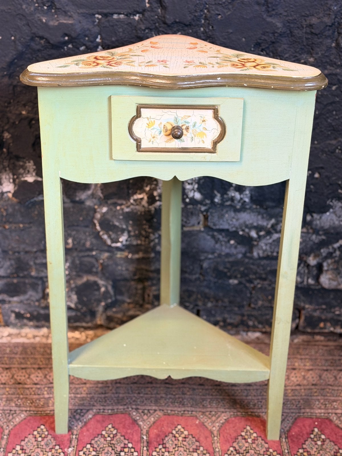 Vintage tafeltje driehoek handbeschilderd bloemen groen, Huis en Inrichting, Tafels | Bijzettafels, Ophalen, Gebruikt, Vintage bohemian