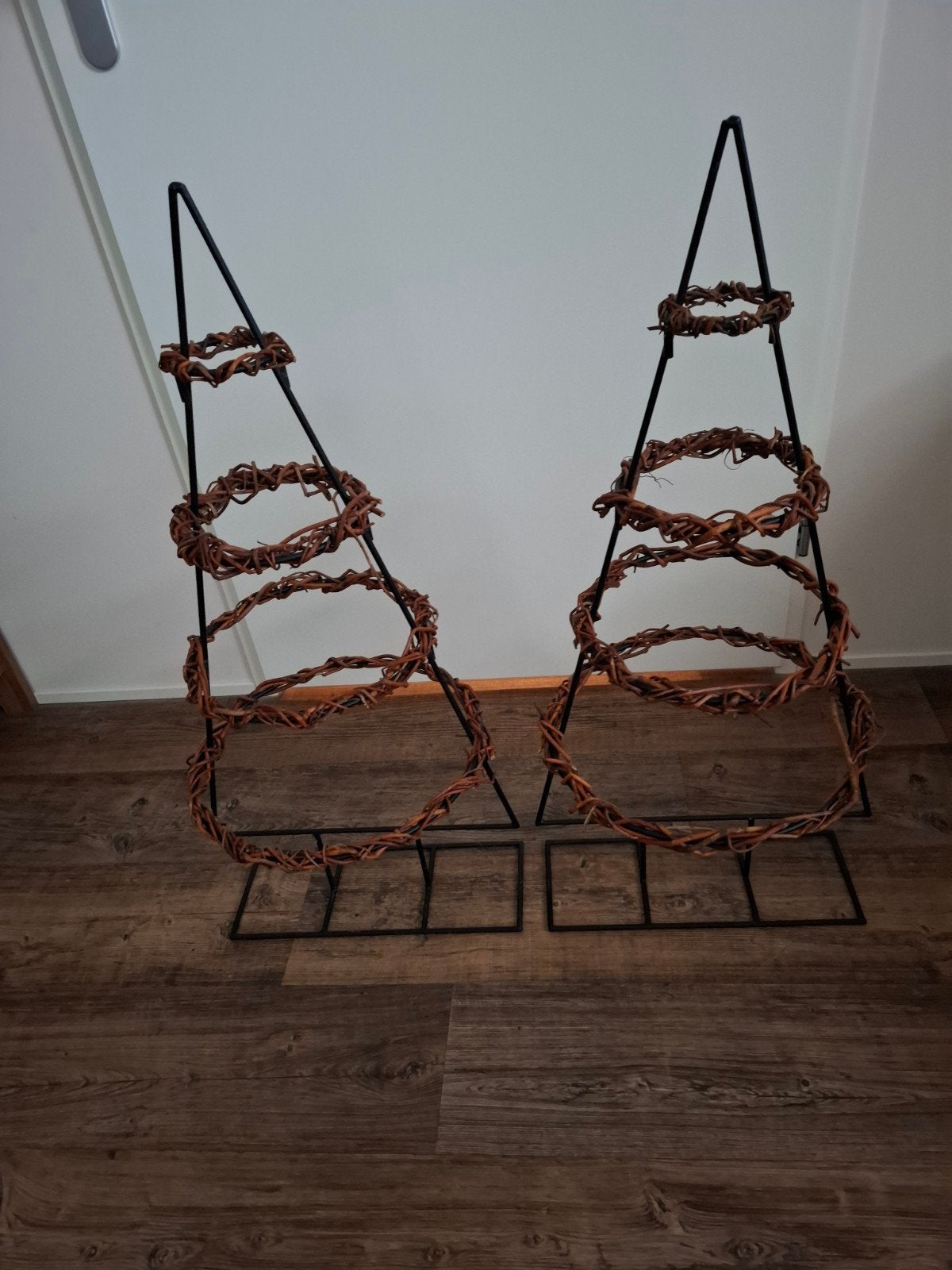 Decoratieve kerstbomen van metaal omwikkeld wilgentakken, Ophalen, Gebruikt, Metaal