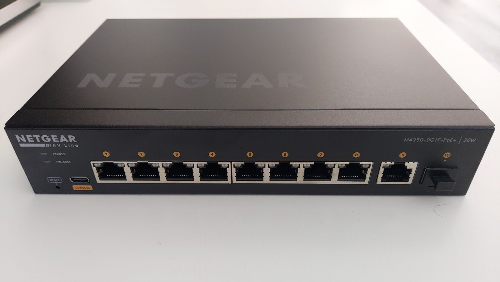 Netgear M4250-9G1F-PoE+ AV Line Switch, Computers en Software, Netwerk switches, Ophalen of Verzenden