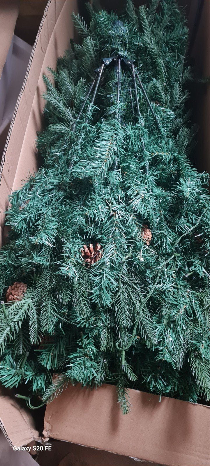 mooie volle kunstkerstboom met led verlichting 225 hoogte, Ophalen, Zo goed als nieuw