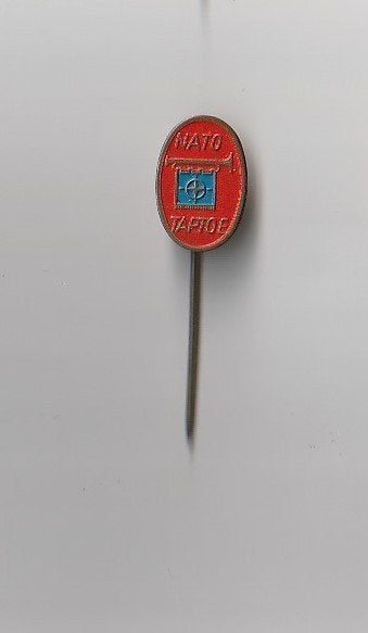 volmetaal speld NATO Taptoe, Verzamelen, Speldjes, Pins en Buttons, Verzenden, Overige onderwerpen, Speldje of Pin