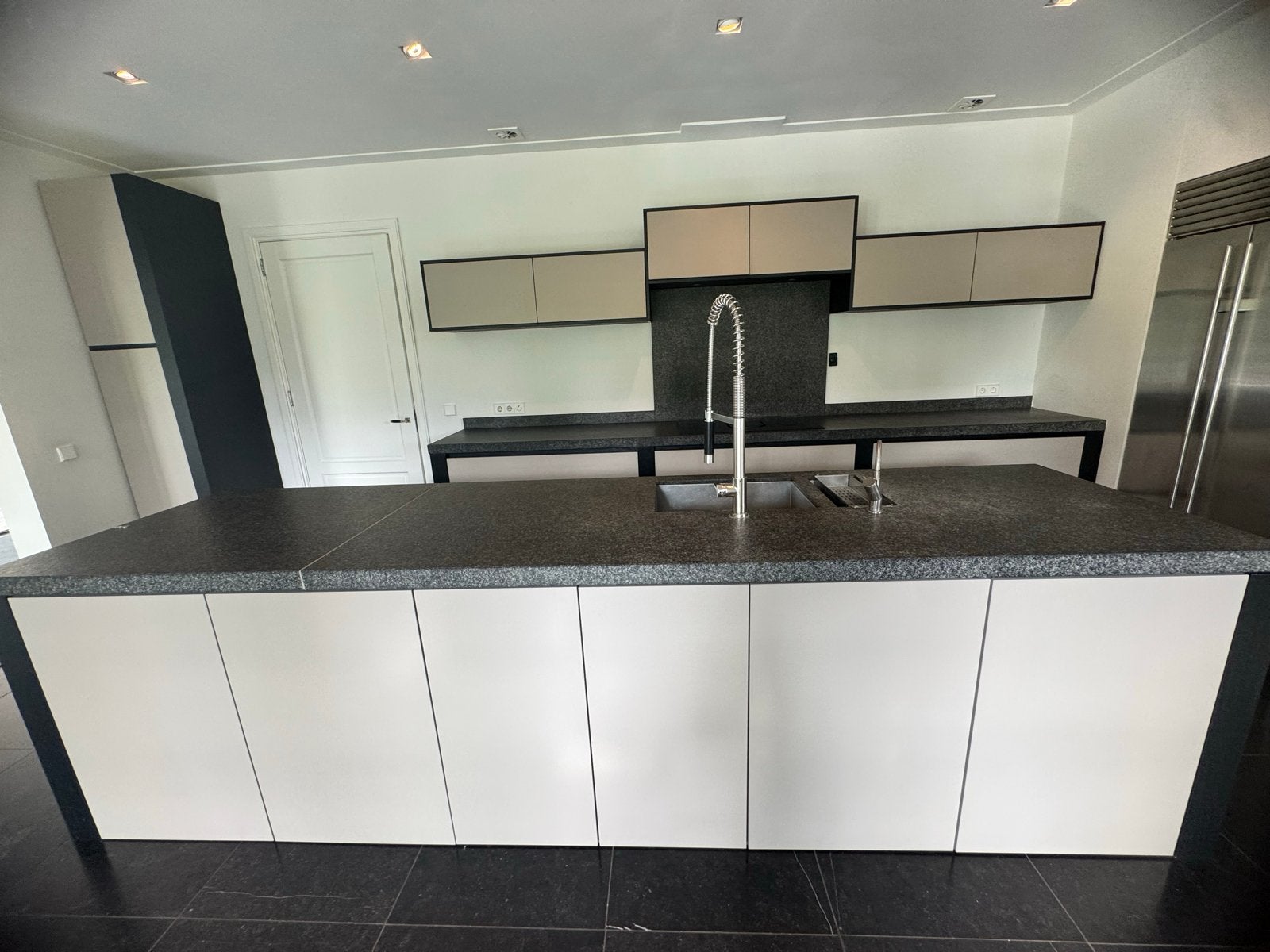 Moderne keuken met kookeiland en miele inbouwapparatuur, Ophalen, Overige kleuren, Graniet of Steen, Zo goed als nieuw