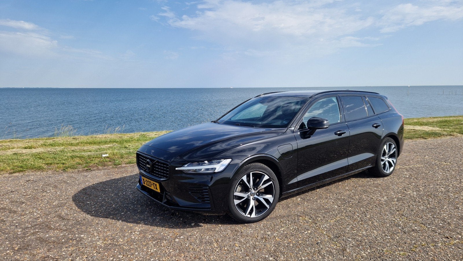 Volvo V60 T8 Recharge AWD Plug-in Hybrid | 400 PK | BOMVOL O, Automaat, Zwart, 4 cilinders, Parkeerassistent