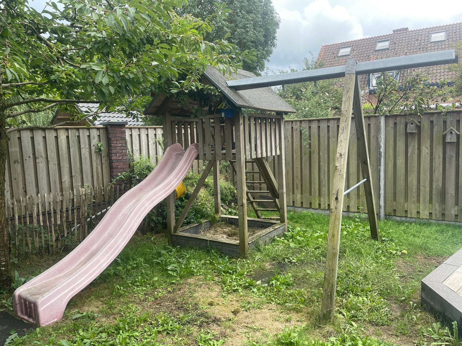 Degelijk houten speelhuis met glijbaan en zandbak, Ophalen, Gebruikt
