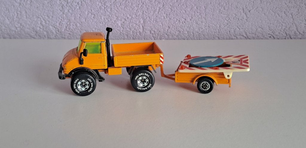 Siku Mercedes-Benz Unimog met aanhanger en verkeersbord, Ophalen, Zo goed als nieuw, Bus of Vrachtwagen, SIKU