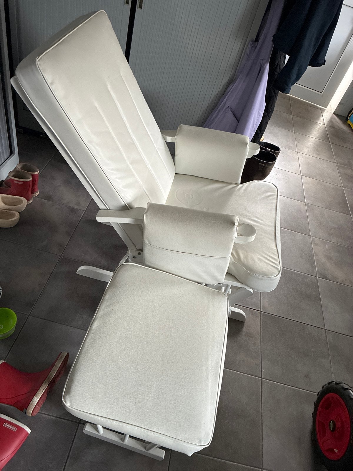 Witte schommelstoel met voetenbank - ideaal voor babykamer, Huis en Inrichting, Stoelen, Ophalen, Gebruikt, Wit, Eén