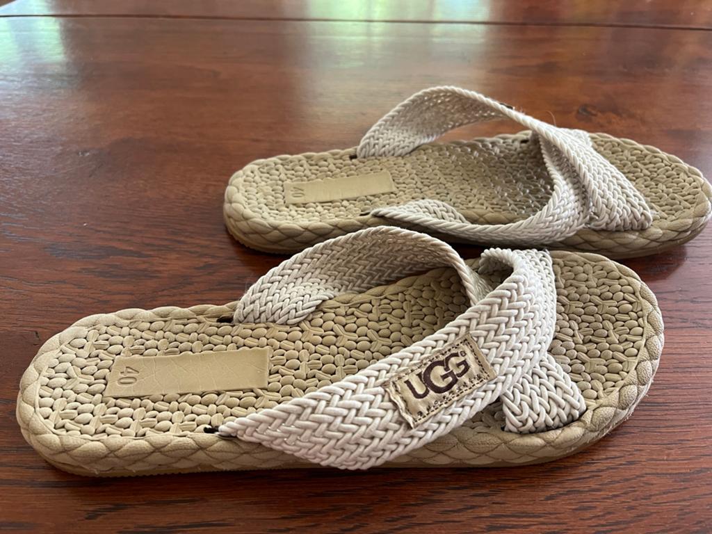 Uggs slippers beige kleur maat 40, Ophalen of Verzenden, Zo goed als nieuw
