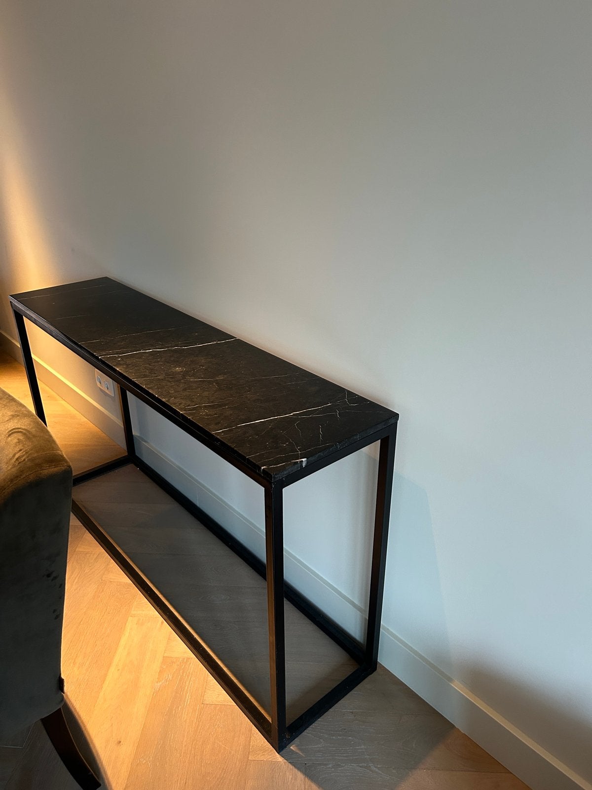 Zwarte stalen sidetable met marmerlook blad, Ophalen, Gebruikt, 100 tot 150 cm, Metaal