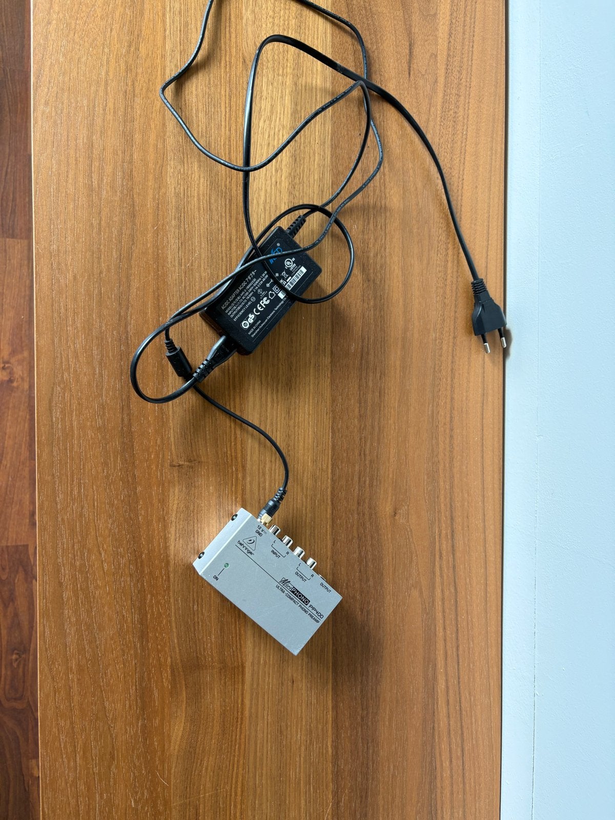 Behringer MicroPHONO PP400 Phono Preamp met adapter, Zo goed als nieuw, Ophalen, Overige merken, Minder dan 60 watt