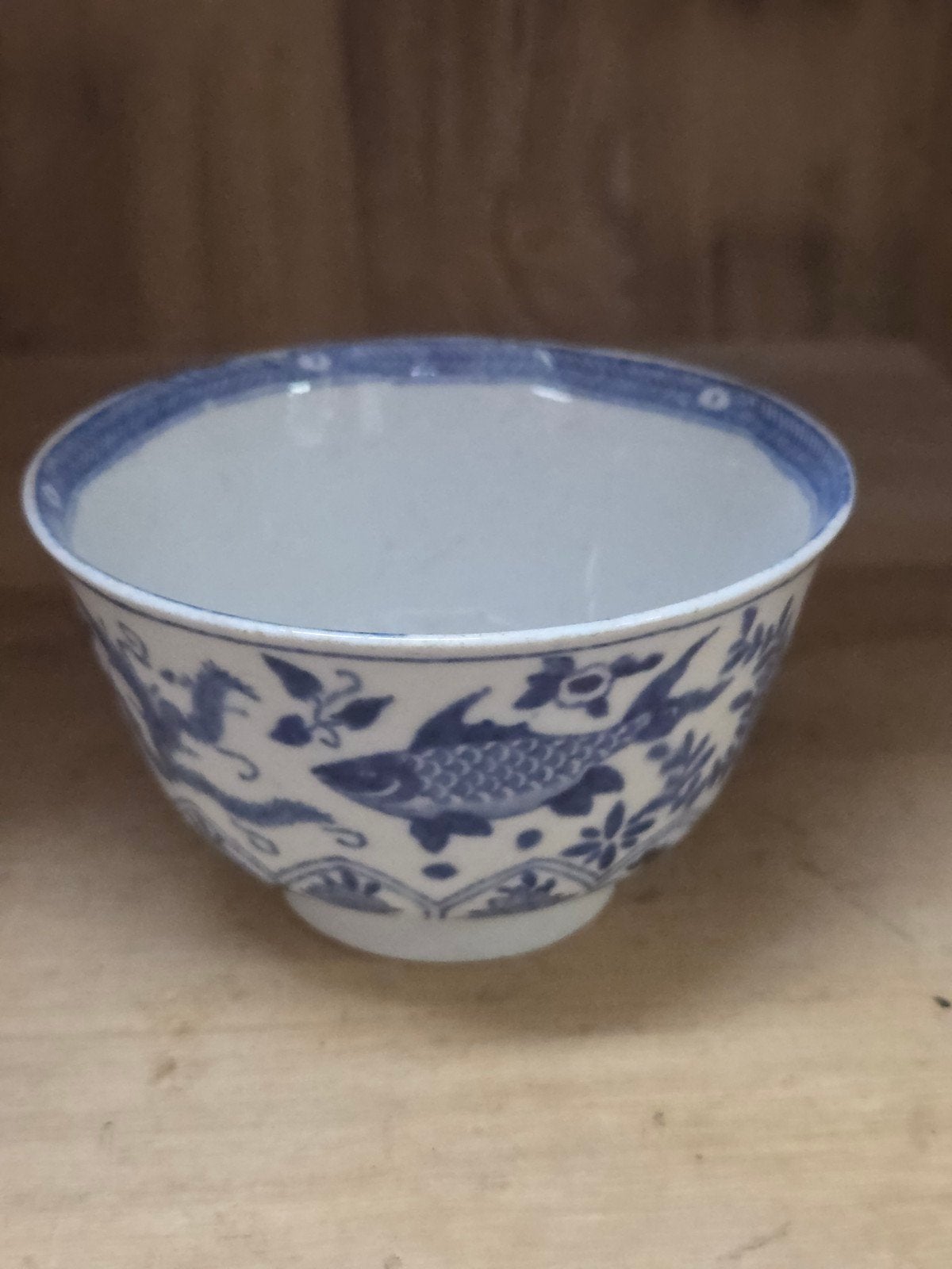 Antieke Chinese kom met vissen en bloemmotieven, Ophalen of Verzenden