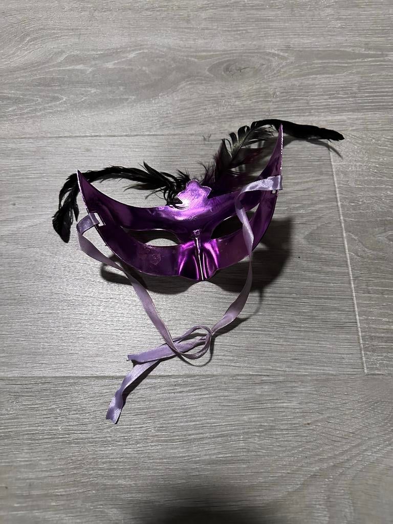 Paars Feestmasker met Veren - Ideaal voor Carnaval of Thema, Hobby en Vrije tijd, Feestartikelen, Zo goed als nieuw, Feestartikel