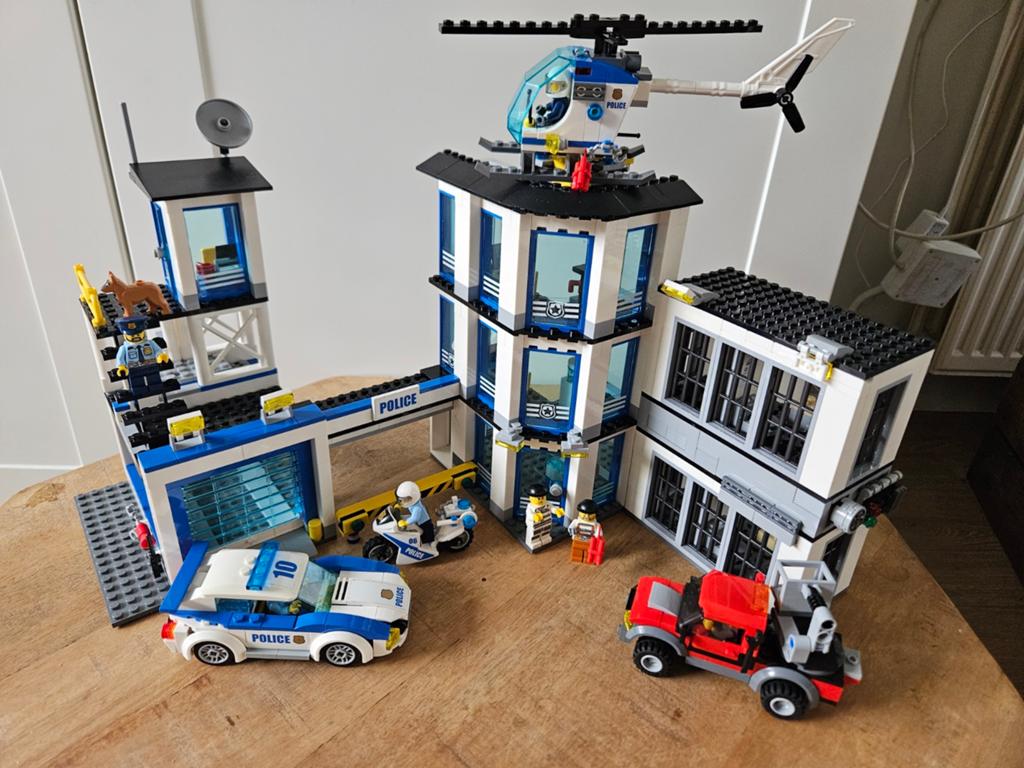 Lego City Politiebureau (60141), Lego, Ophalen of Verzenden, Complete set, Compleet