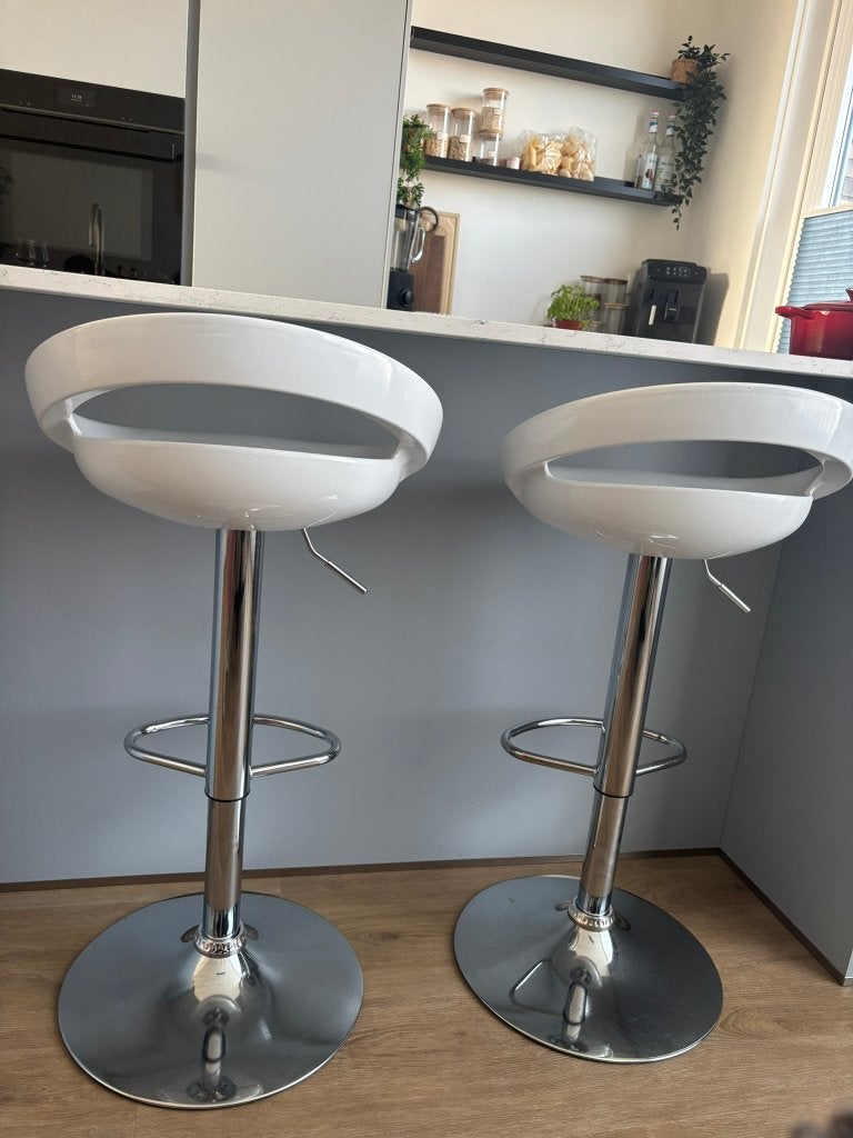 2 moderne Barkrukken, Ophalen, Kunststof, 60 tot 90 cm, Zo goed als nieuw