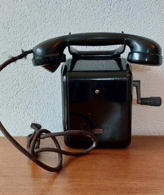 ANTIEKE METALEN WANDTELEFOON IN GOEDE STAAT. COLLECTIESTUK, Ophalen, Gebruikt, Bakeliet