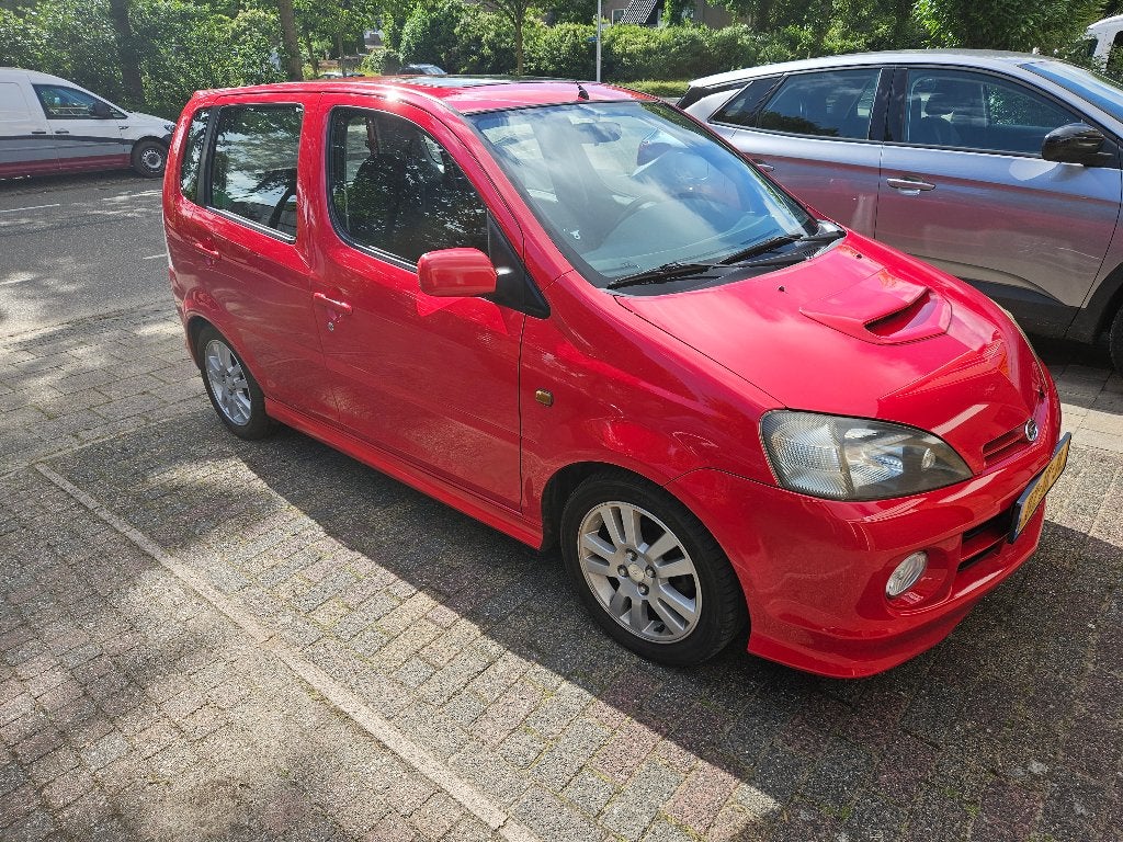 Daihatsu YRV 1.3 Turbo Automaat 2002 Rood, Auto's, Stof, 4 cilinders, 129 pk, 1000 kg