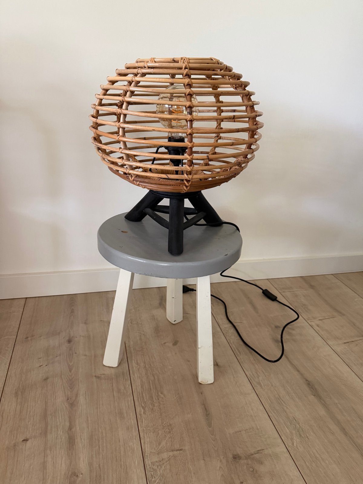 Stijlvolle rieten tafellamp - Sfeerlicht voor elk interieur, Ophalen, Natuurlijk materiaal, E27 (groot), Met stekker