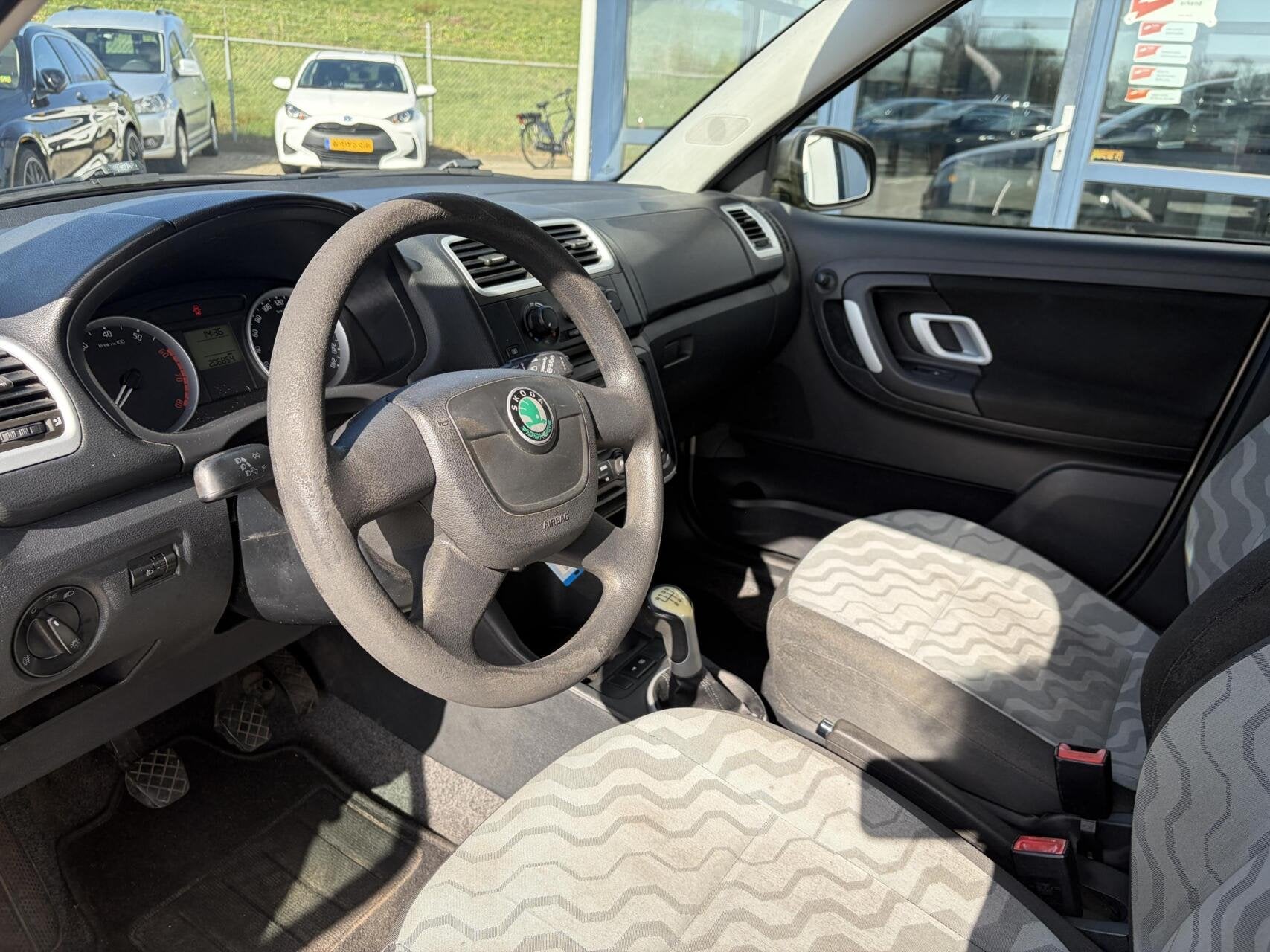 Skoda Fabia Combi 1.4-16V Ambition Business Line, Auto's, Voorwielaandrijving, Euro 5, Zwart, 4 cilinders
