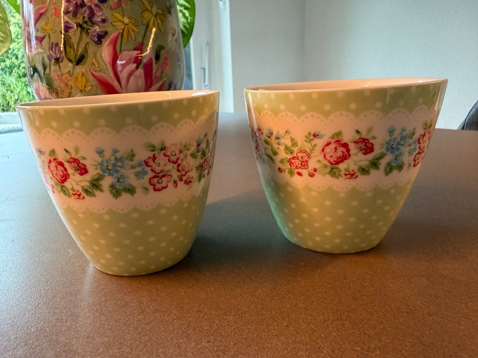 2x GreenGate Latte Mokken - Groen met Bloemen en Stippen, Overige merken, Keramiek, Vintage, Zo goed als nieuw