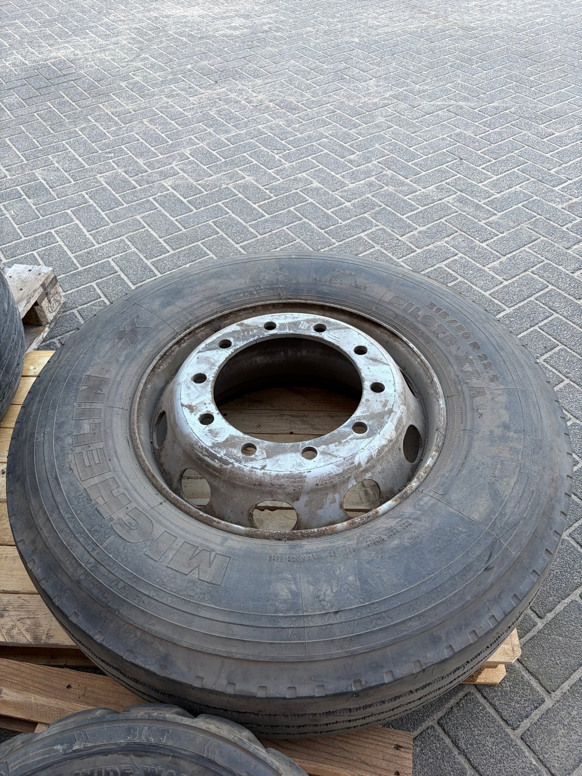 Michelin vrachtwagenband 315/80 R 22.5 met velg, Auto-onderdelen, Vrachtwagen-onderdelen, Ophalen, Gebruikt, Overige merken, Ophanging en Onderstel