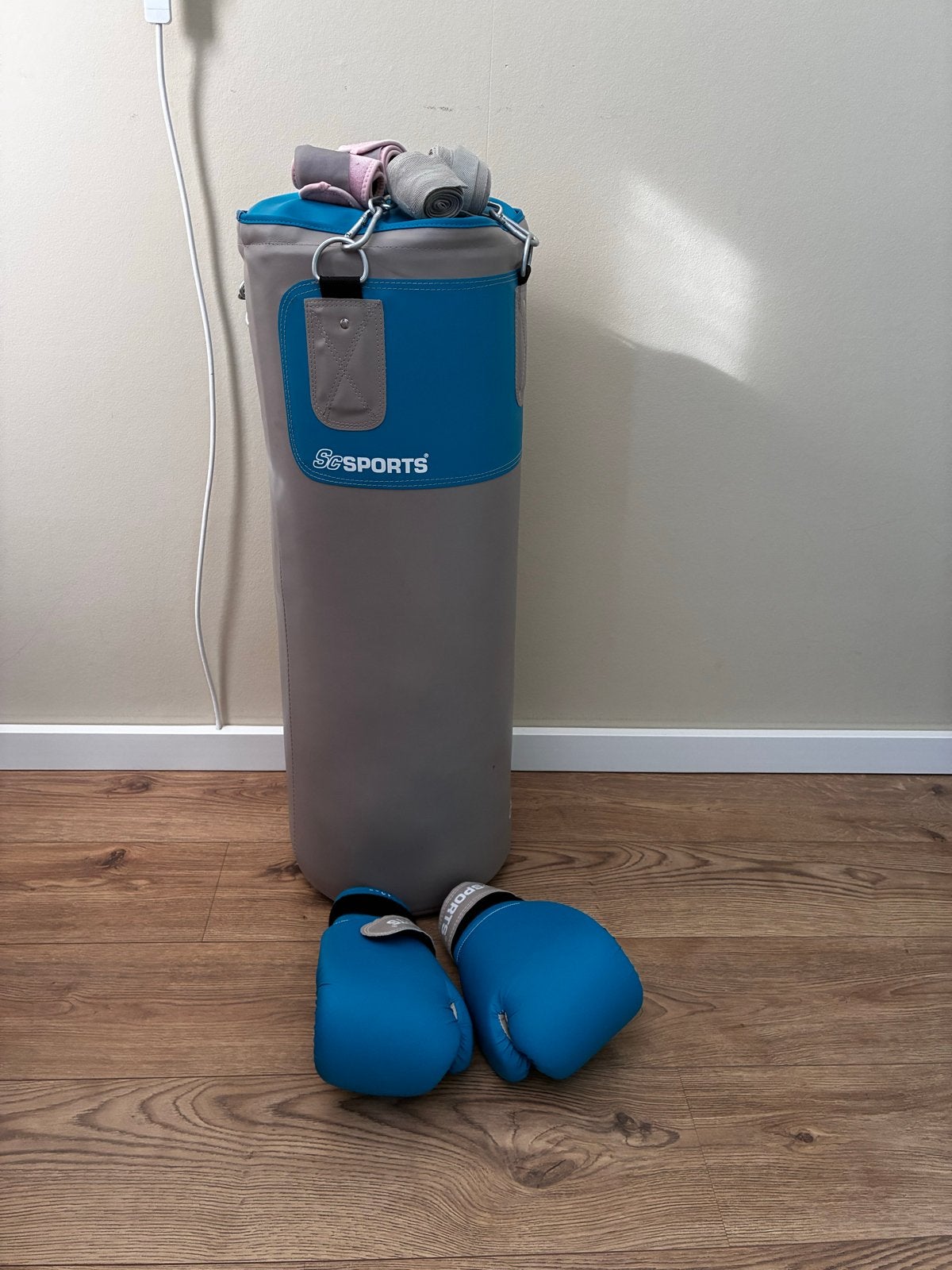 Bokszakset 25 kg met handschoenen en bandages, Ophalen, Zo goed als nieuw, Bokszak