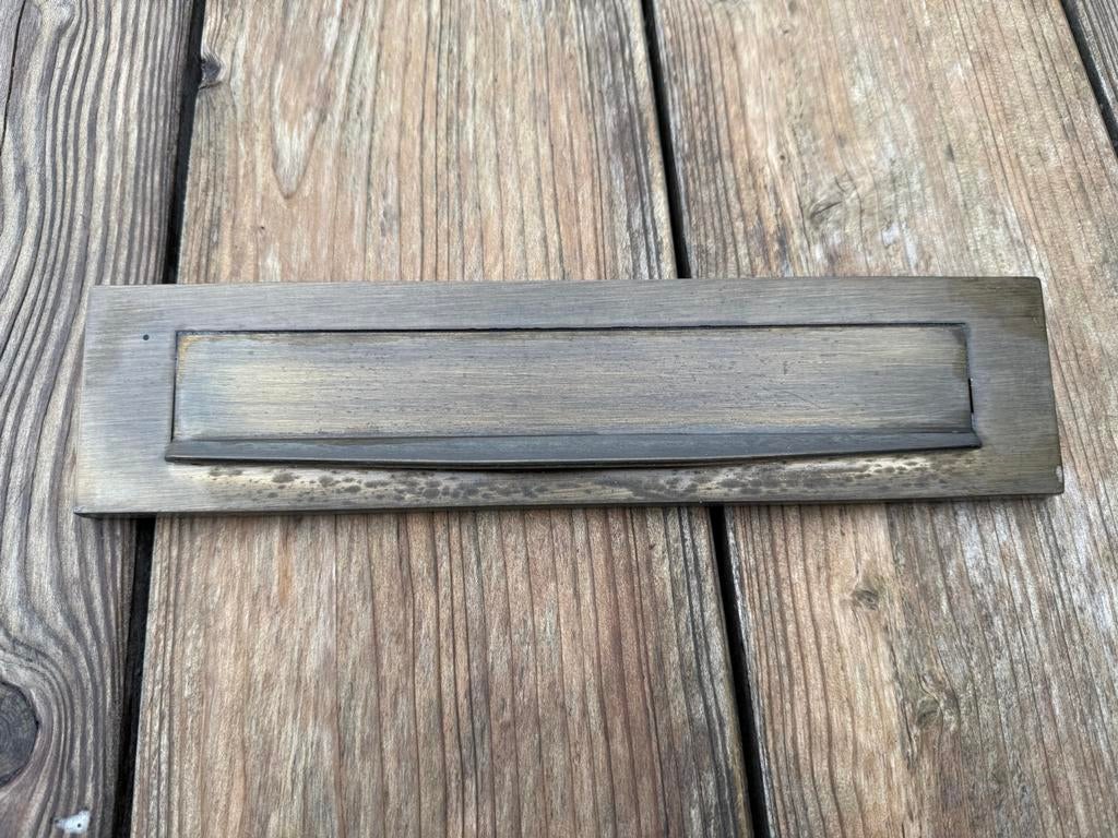 Antieke brievenbusklep met borstel - Messing, Ophalen of Verzenden, Gebruikt, Koper of Messing, Overige typen