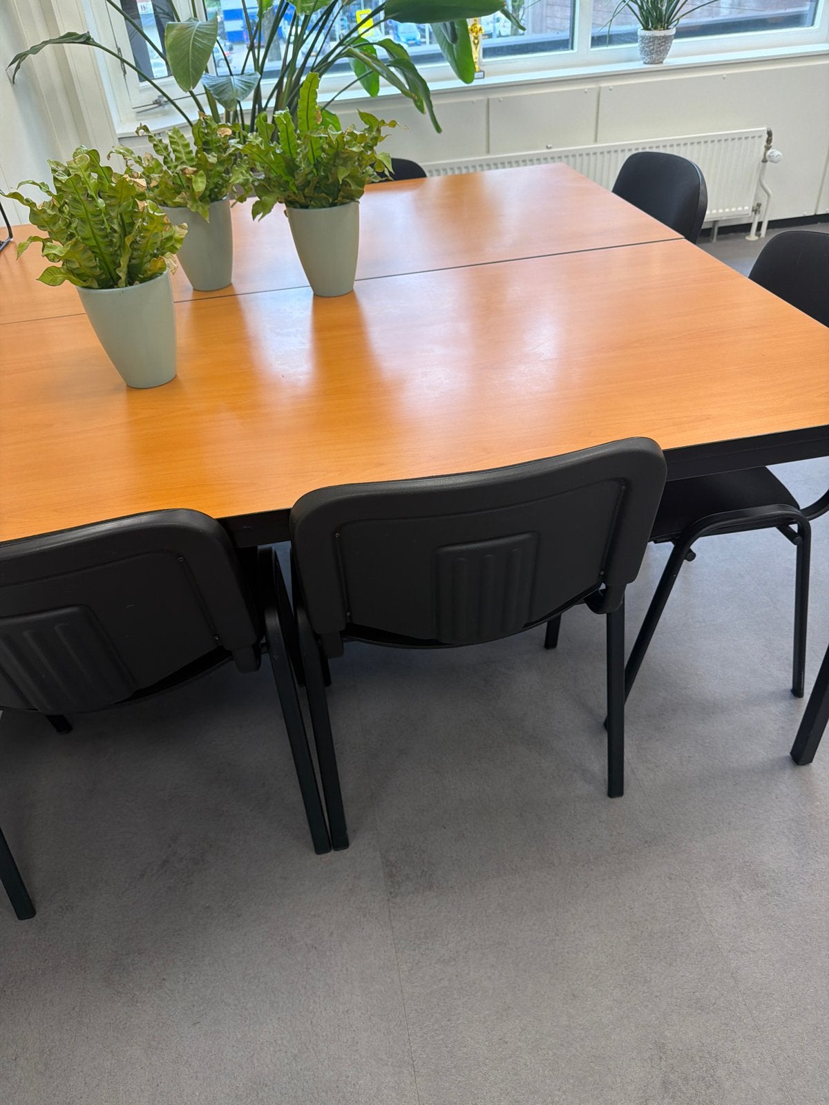 Gratis af te halen: 2 tafels en 6 stoelen, Huis en Inrichting, Ophalen, Kunststof, Gebruikt, Vijf personen of meer