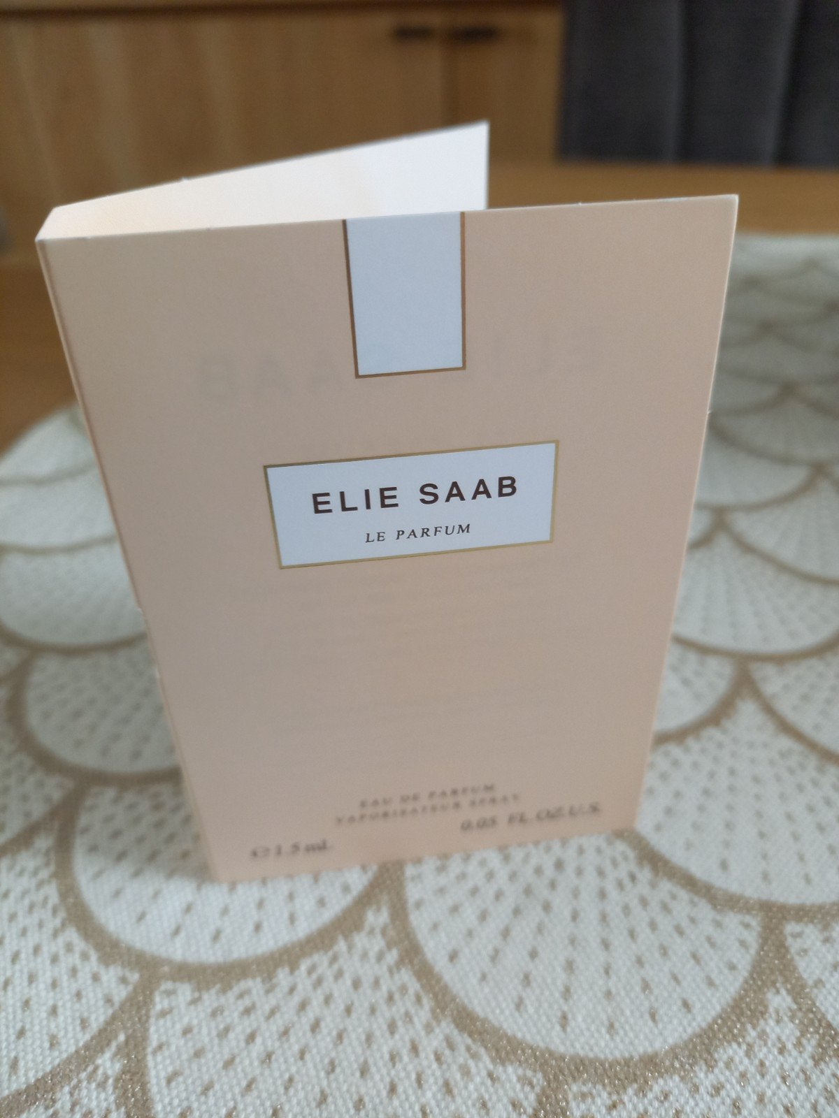 Proefje Elie Saab Le Parfum, Doos, 100 cm of meer, 60 cm of meer, Minder dan 35 cm