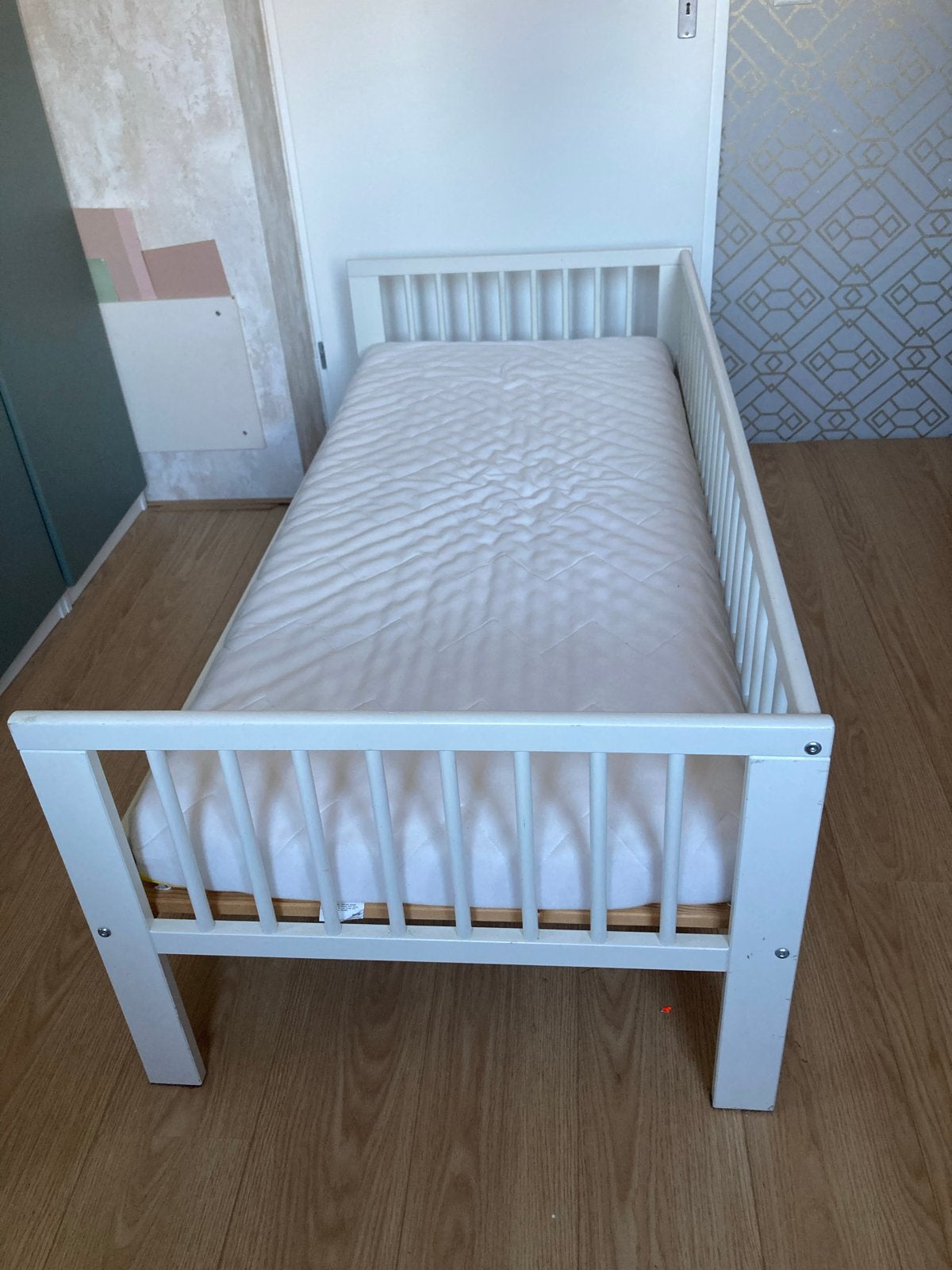 Wit peuterbed Ikea met matras en lattenbodem, Ophalen, Gebruikt, 70 tot 85 cm, Lattenbodem