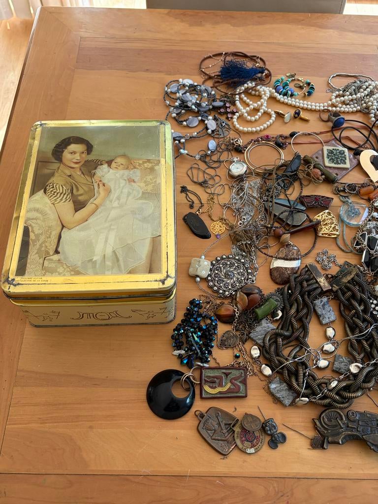 Grote Verzameling Vintage Sieraden in Leuk Blik, Sieraden, Tassen en Uiterlijk, Antieke sieraden, Ophalen of Verzenden, Overige materialen