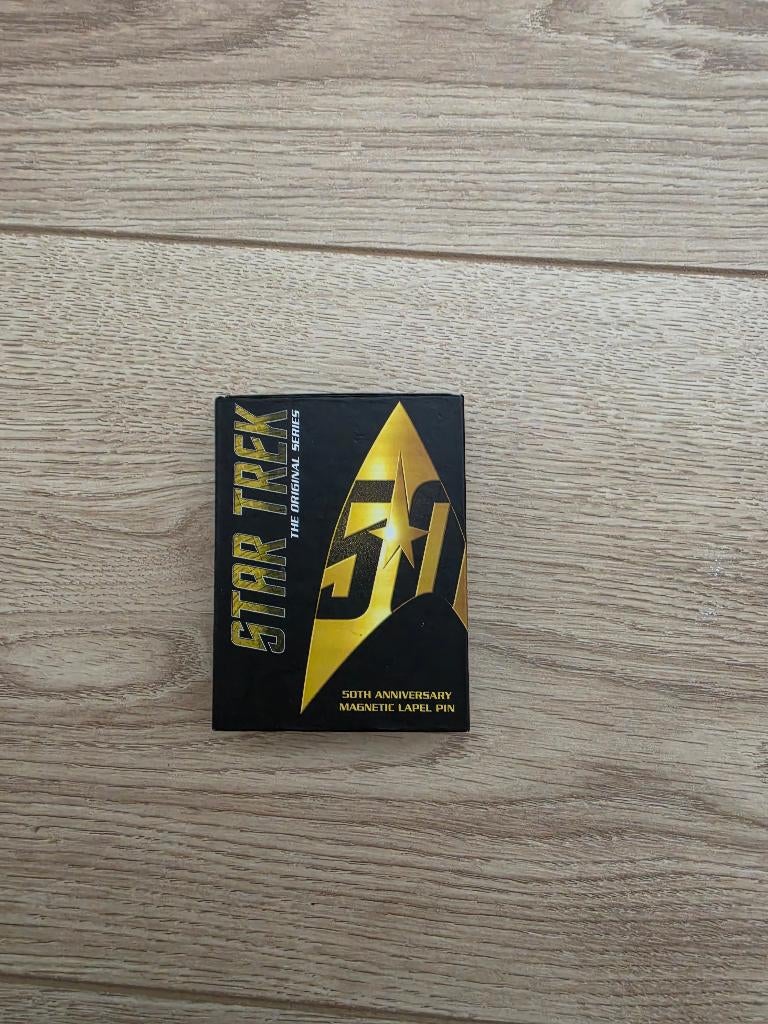 Star Trek 50 jaar Magnetic Lapel pin, Verzenden, Nieuw, Overige onderwerpen, Speldje of Pin