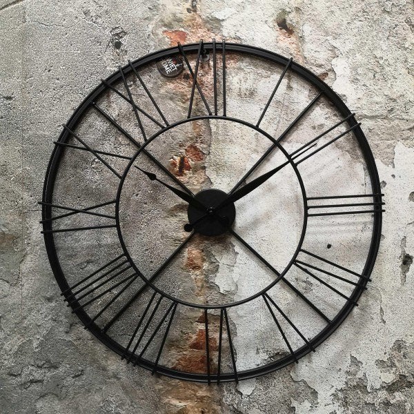 Zwart Metalen Wandklok 57cmx6cm Stoer! Nieuw in doos, Ophalen of Verzenden, Nieuw, Wandklok