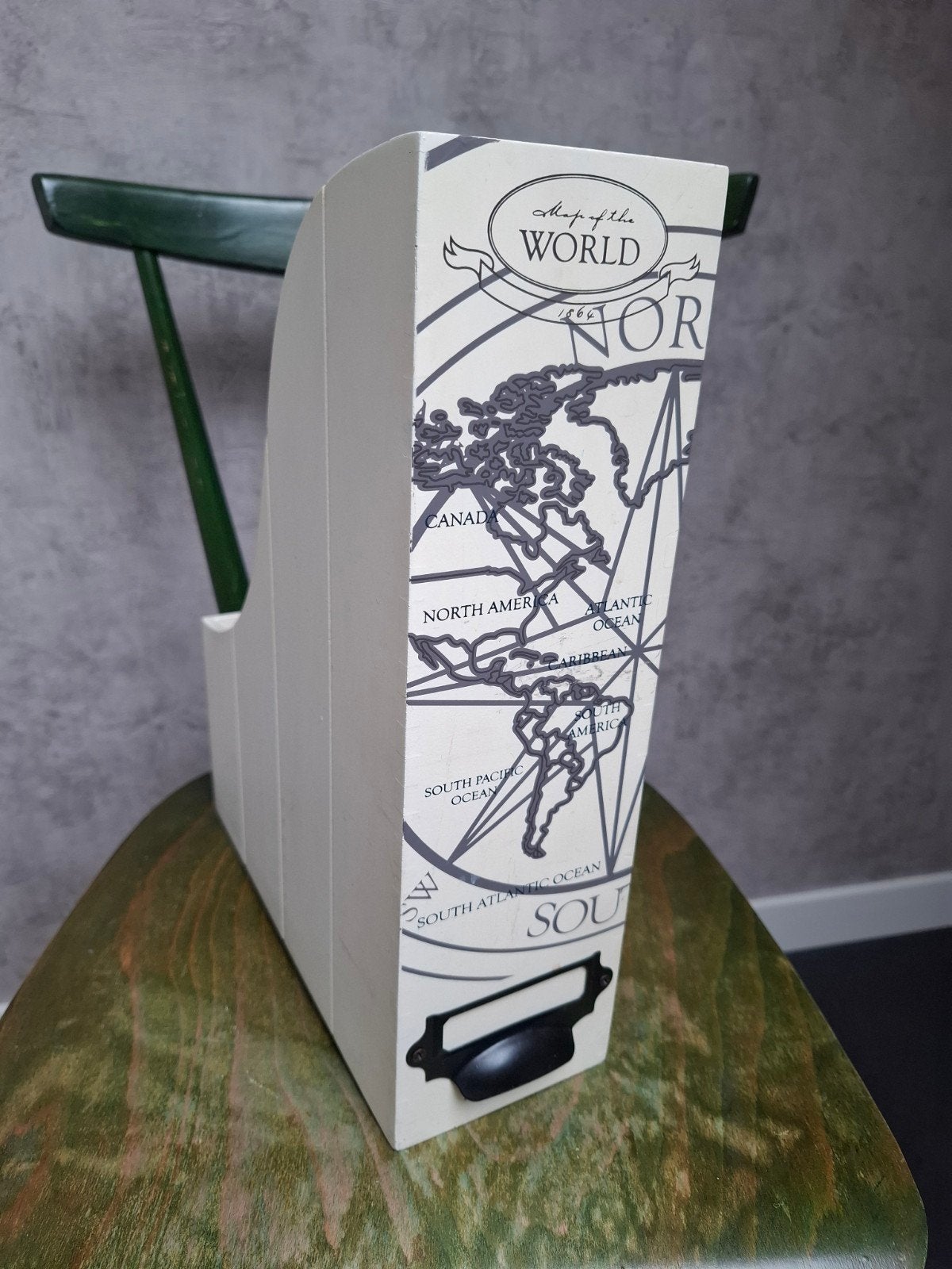 Riviera Maison tijdschriftenhouder 'Map of the World', Ophalen, Hout, Gebruikt, Beige