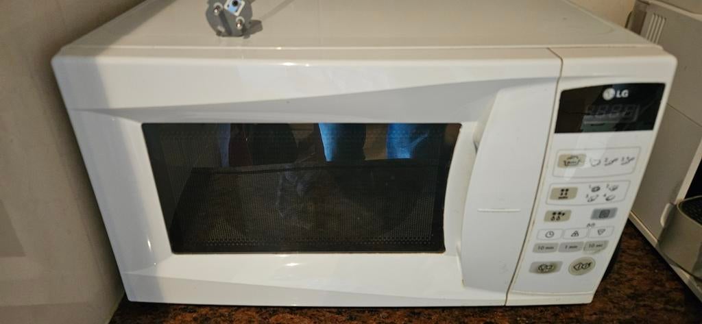 LG Magnetron - Wit, Gebruikt maar functioneel, Ophalen, Gebruikt, Magnetron, Draaiplateau